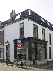 908620 Gezicht op het winkelhoekpand Herenstraat 21(c) te Utrecht, met links de Oude Kamp.N.B. bouwjaar: 19001910: A.B. ...